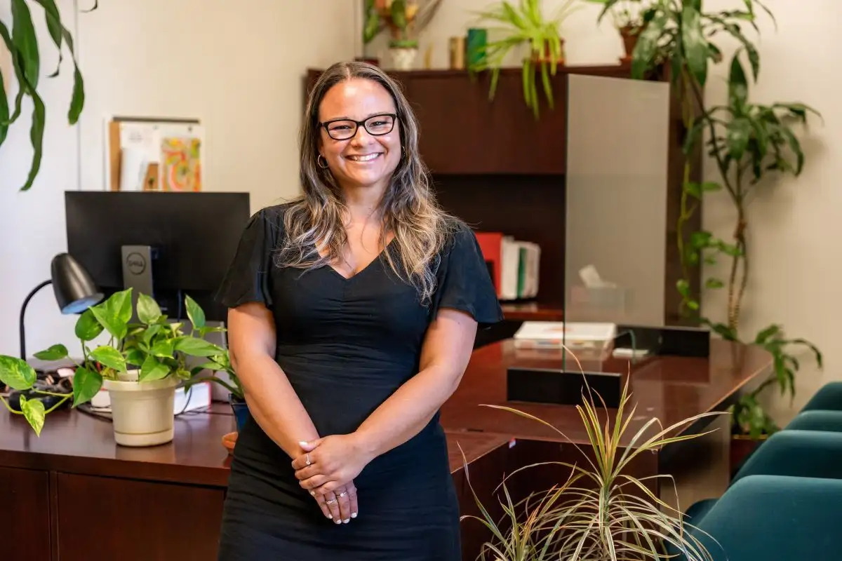 Employée à son bureau