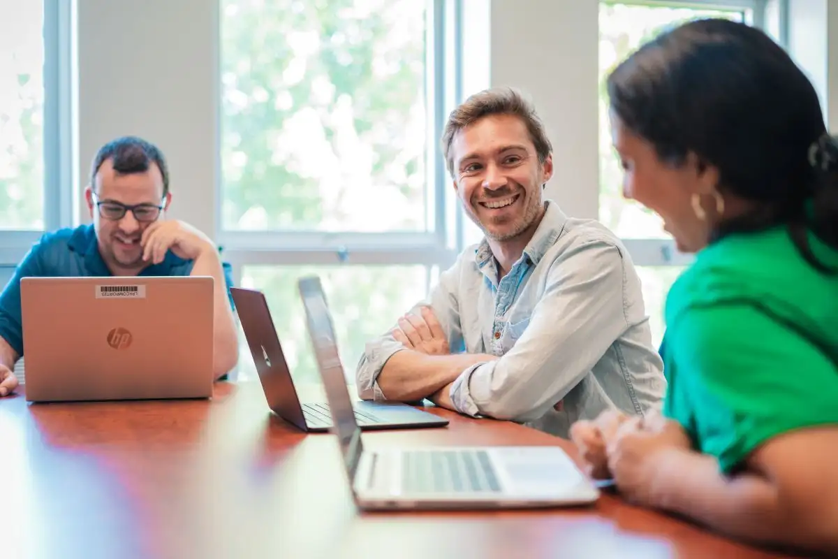 Membres du personnel en réunion