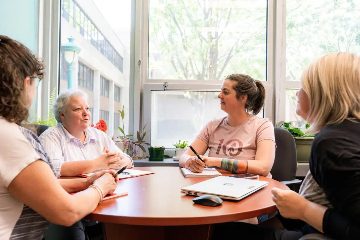 Employés autour d'une table