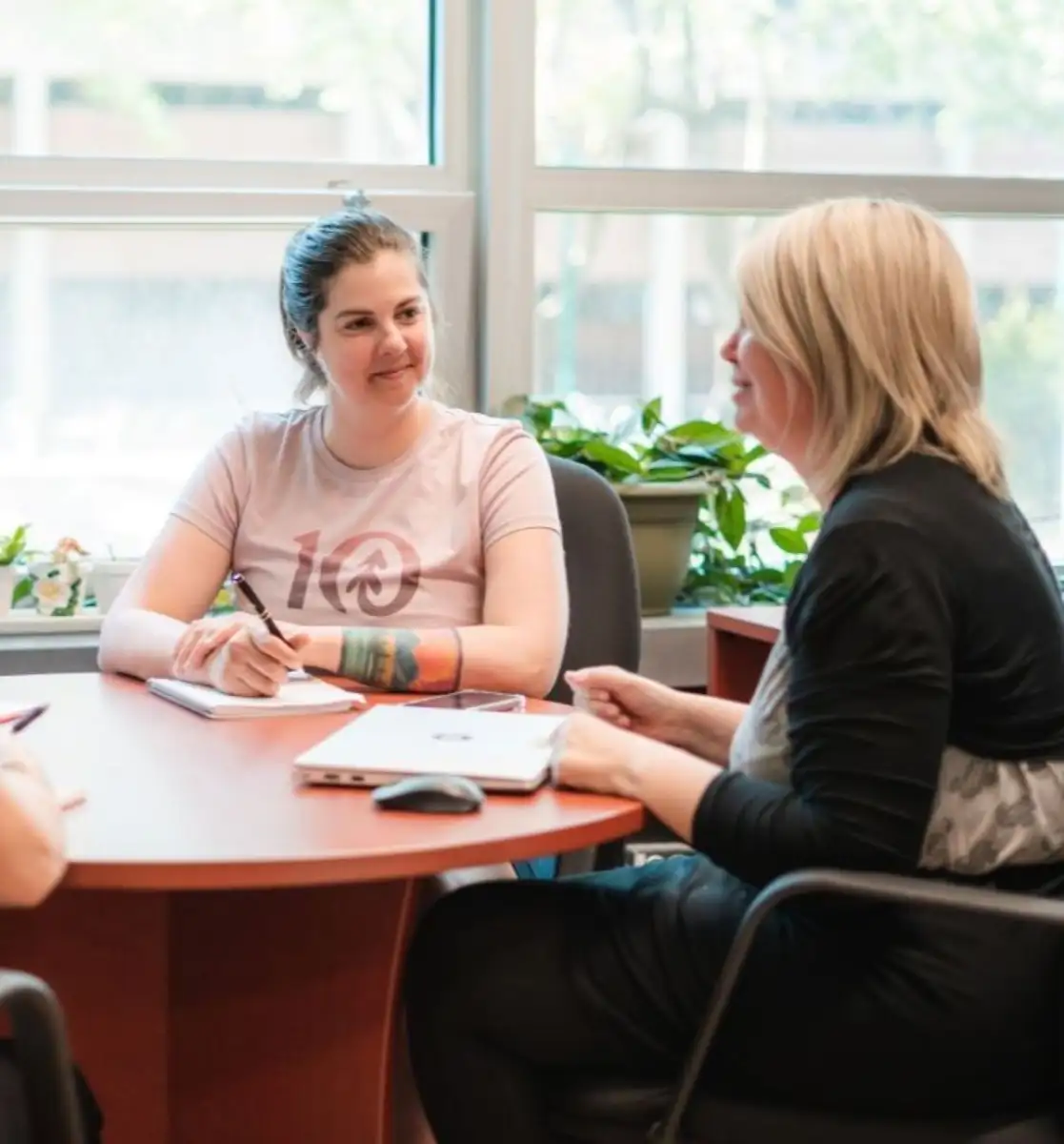 Employés autour d'une table