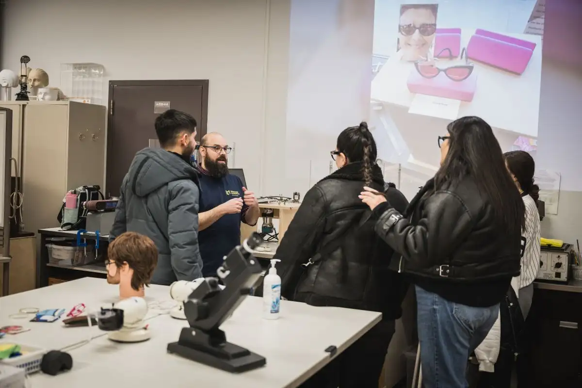 Enseignant qui fait visiter son laboratoire aux personnes étudiantes