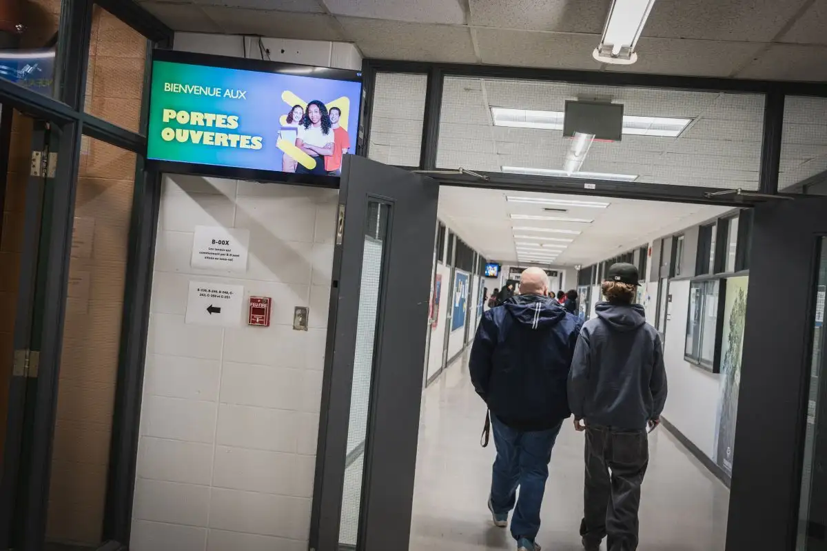 Corridor du Cégep et TV allumée avec le visuel des portes ouvertes