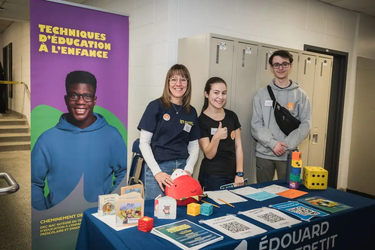 Personnes du programme de techniques d'éducation à l'enfance à leur table durant les portes ouvertes