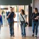 Étudiants dans le corridor
