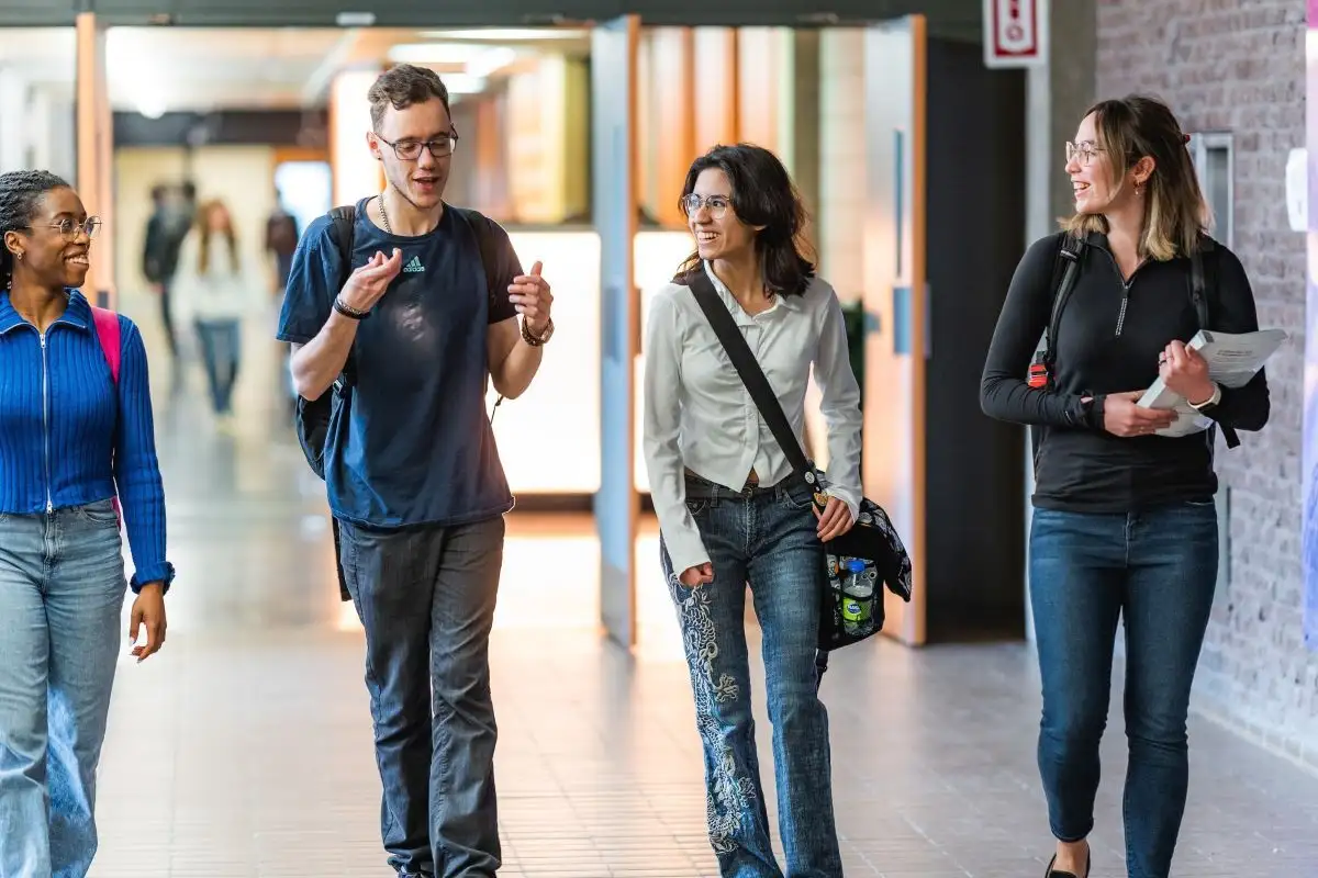 Personnes étudiantes dans le corridor
