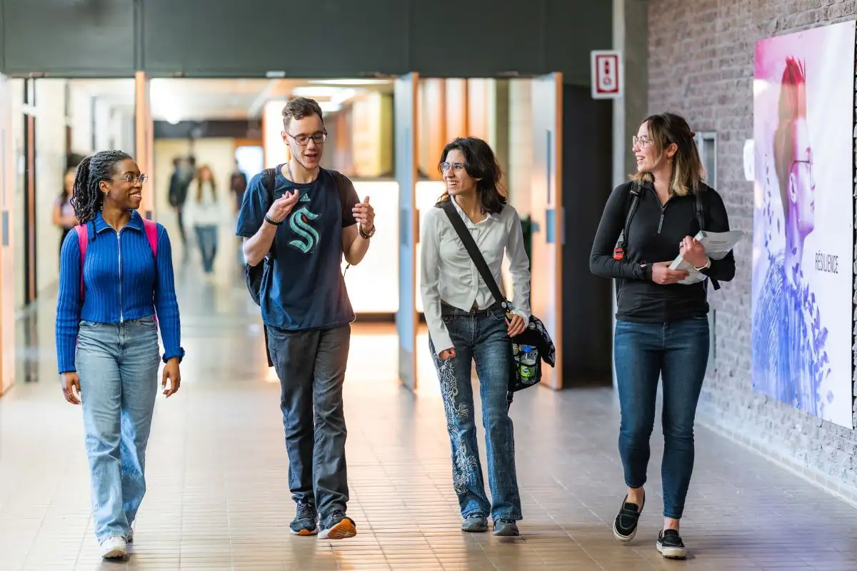 Étudiants dans le corridor