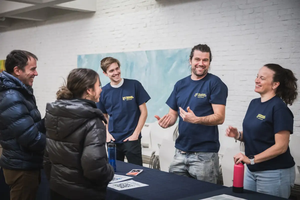 Personnes enseignantes qui parlent de leur programme durant les portes ouvertes