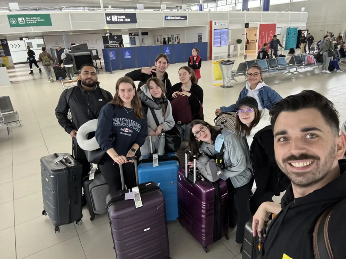 Personnes étudiantes avec leurs bagages à l'aéroport
