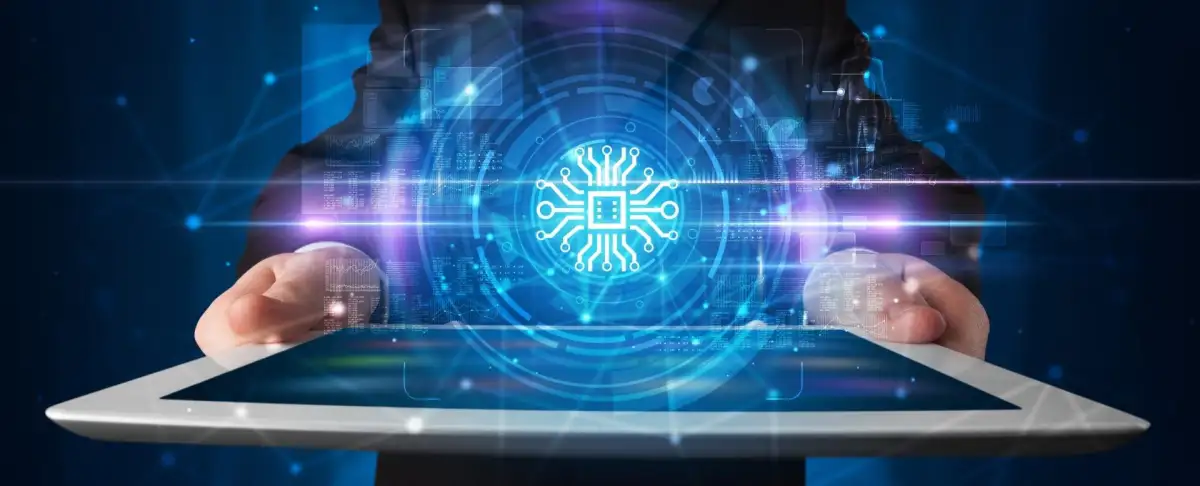 Mains qui tiennent une tablette avec un hologramme