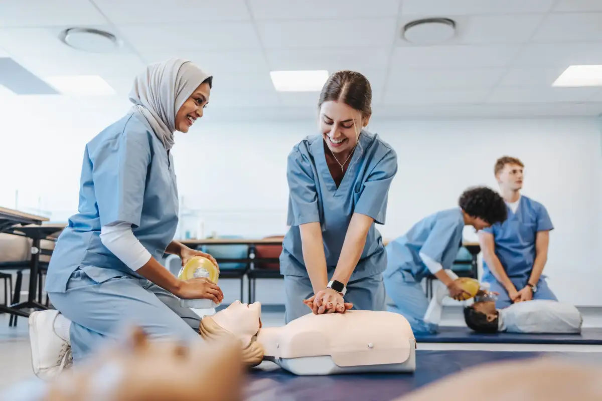 Deux infirmières faisant des manœuvres RCR sur un mannequin
