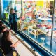 Un groupe d'étudiantes et leur enseignante qui observent une garderie