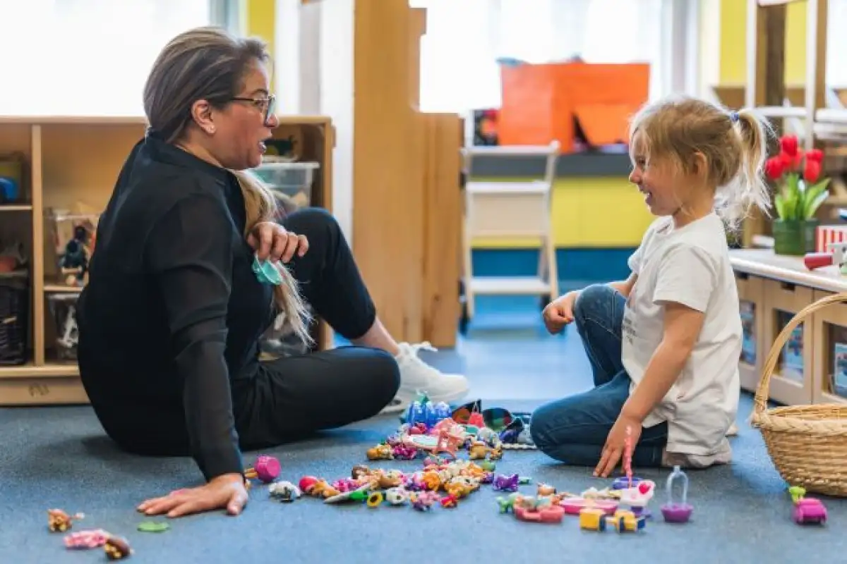 Une dame qui joue avec une enfant