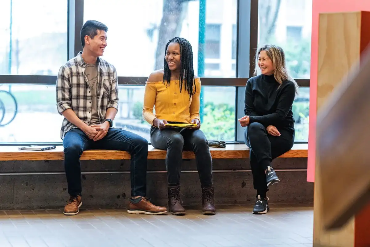 Personnes étudiantes assises qui discutent