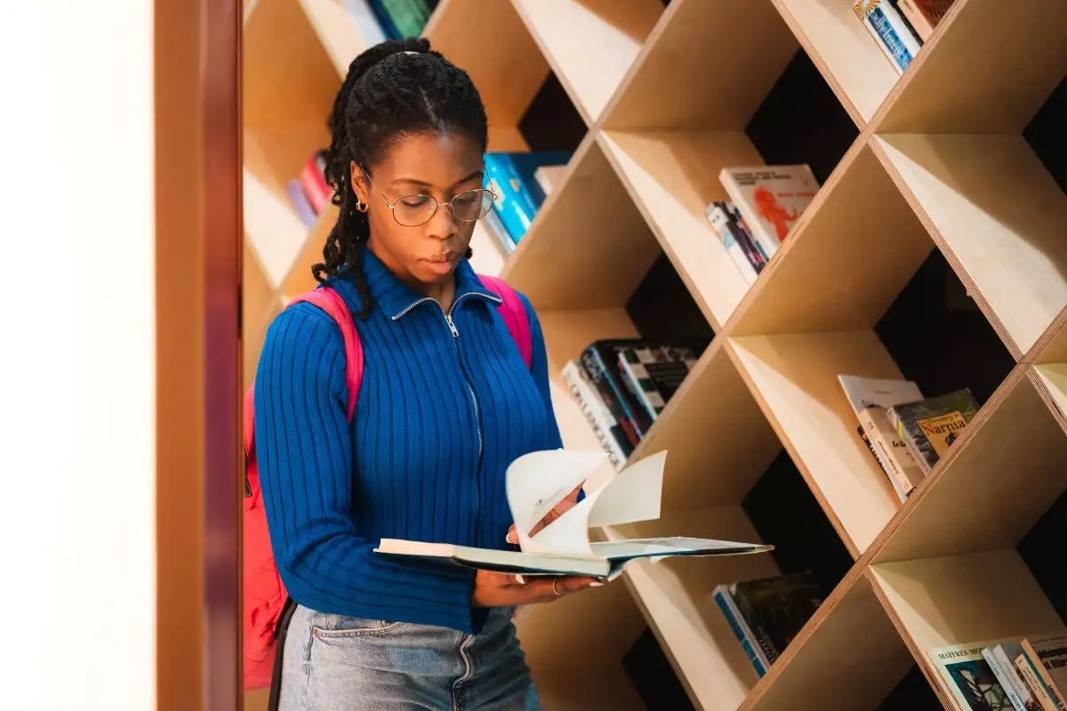 Personne étudiante devant la Ruche