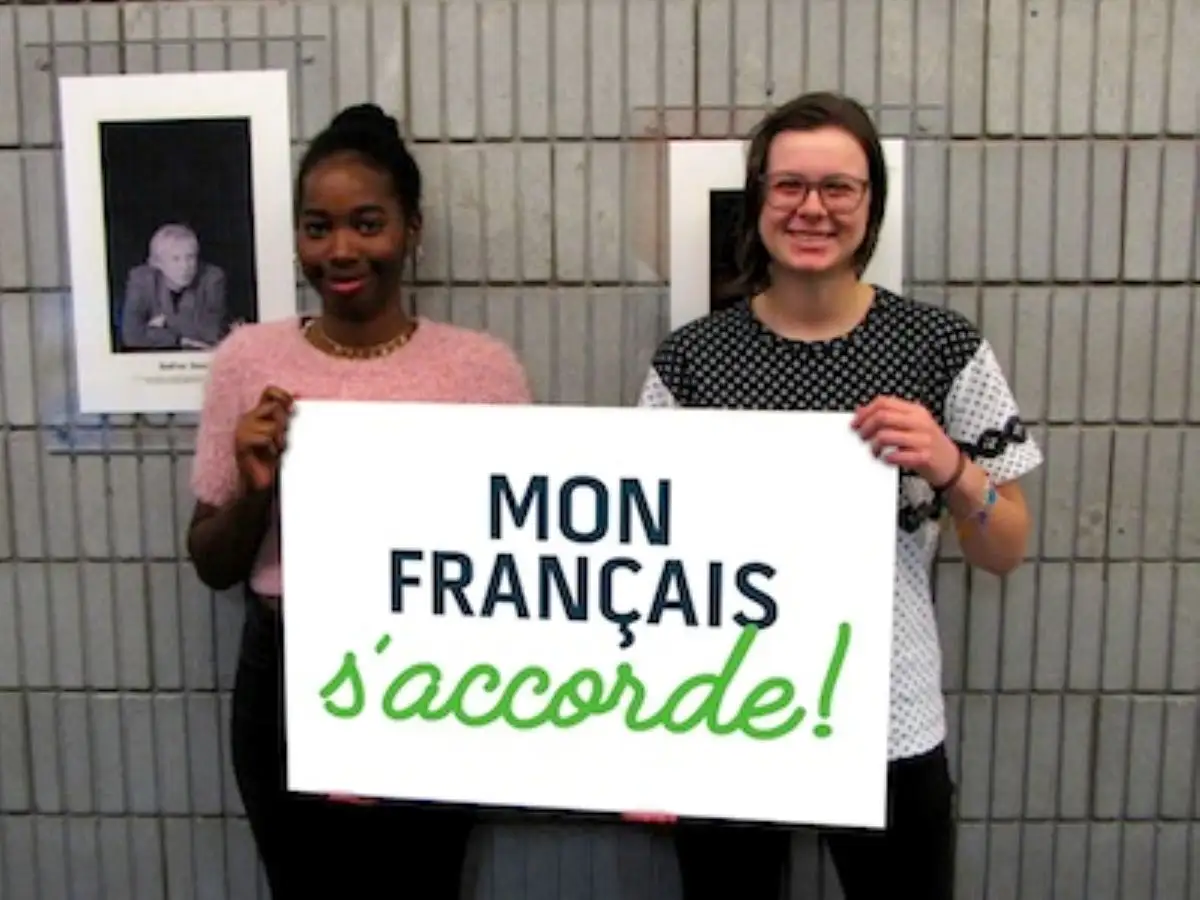 Personnes étudiantes qui tiennent une pancarte "Mon français s'accorde"