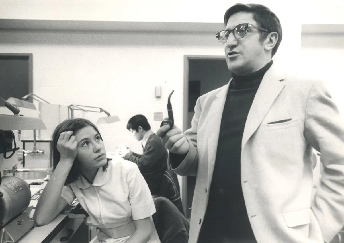 Enseignant et élève du programme de denturo