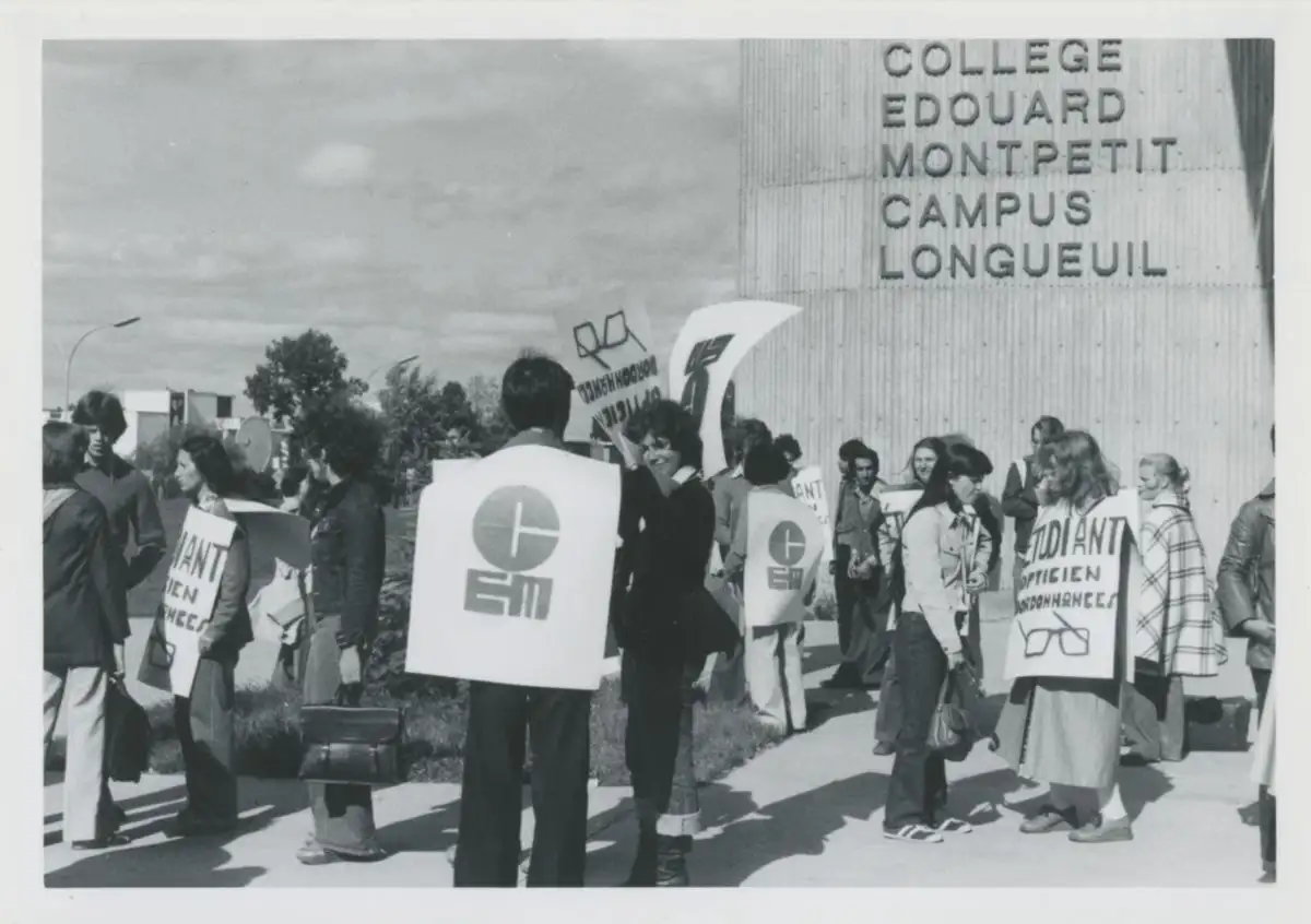 Personnes étudiantes à l'extérieur du campus
