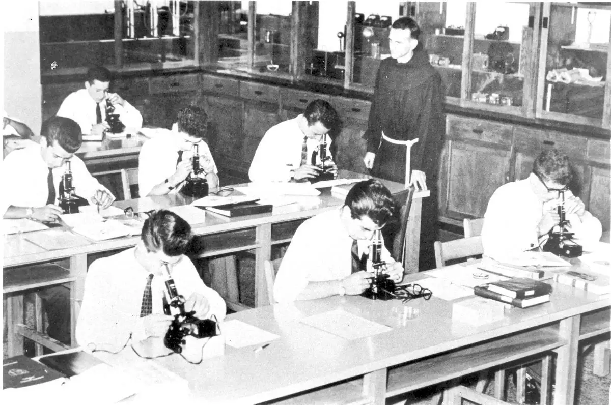 Étudiants dans un ancien laboratoire du collège