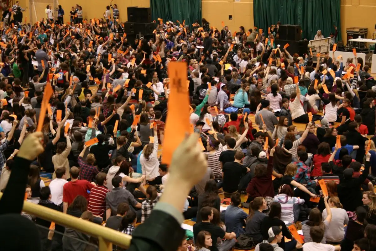 Regroupement de personnes étudiantes durant le printemps d'érable