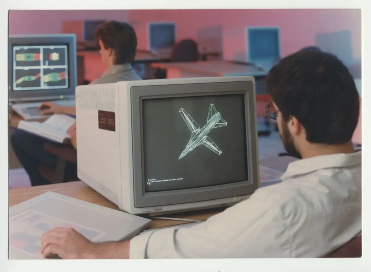 Étudiant sur un ancien ordinateur