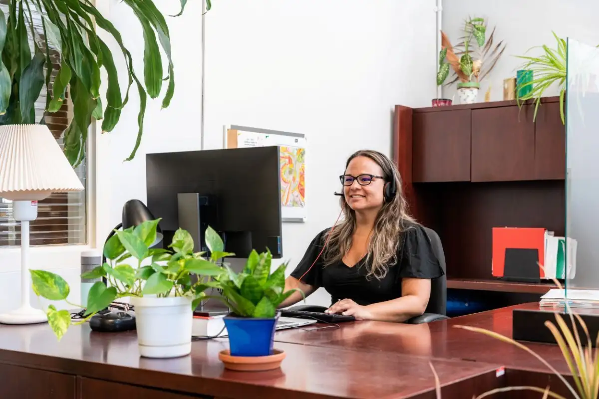 Employé du CEM à son bureau