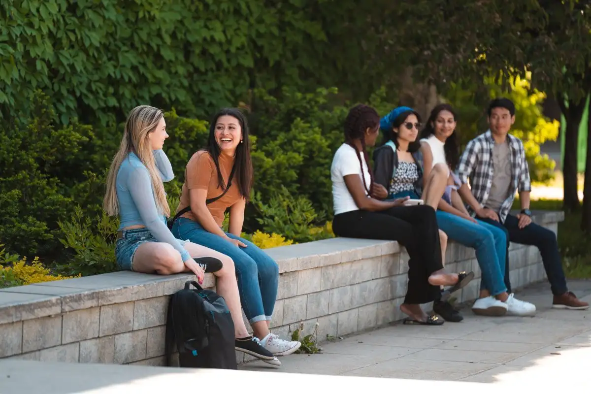 Étudiants sur le campus du Cégep Édouard-Montpetit