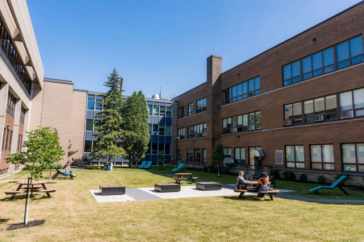 Cour intérieure du Cégep Édouard-Montpetit