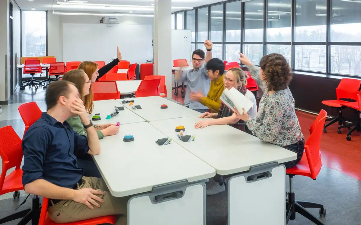 Groupe de personnes autour d'une table avec des boutons sonores