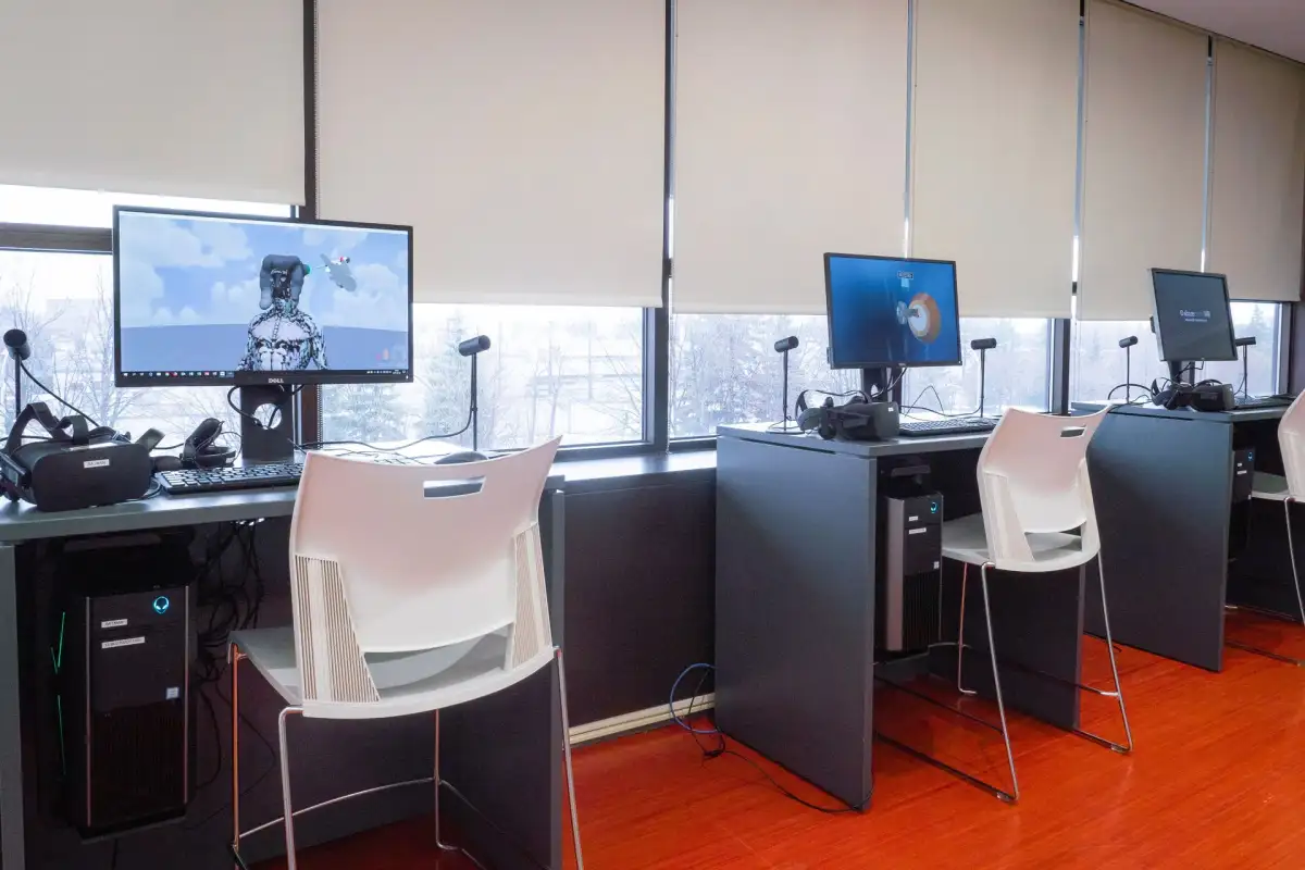 Stations d'ordinateurs dans l'Espace Moebius