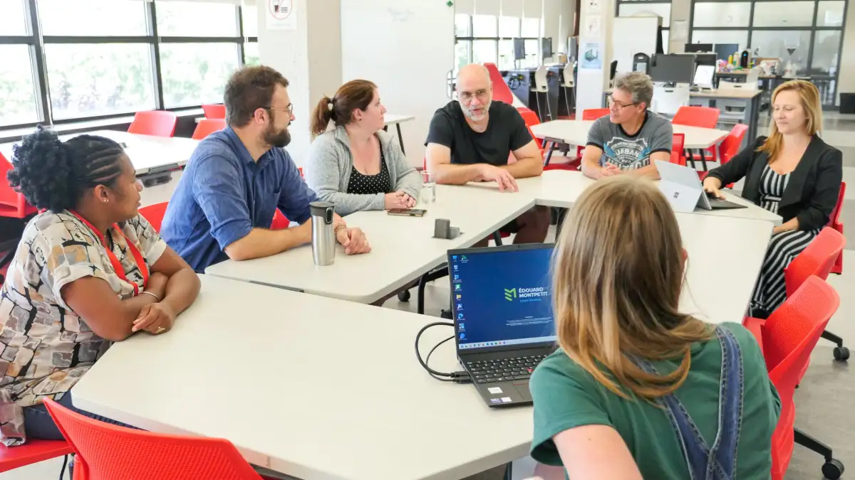Personnes assises autour d'une table dans la CLAAC