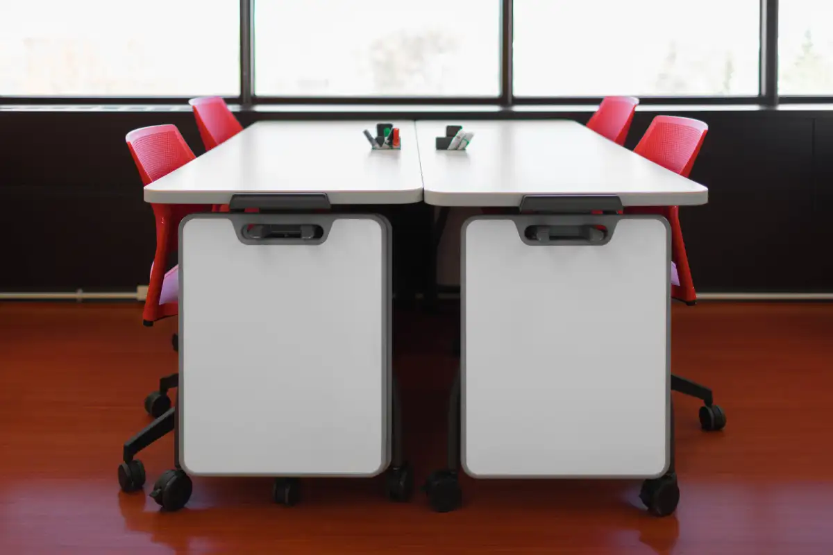 Petits tableaux séparateurs accrochés aux tables