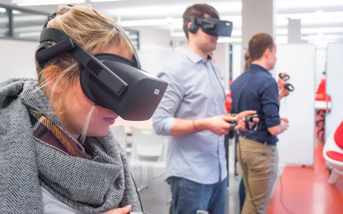 Personnes qui testent un casque de réalité virtuelle