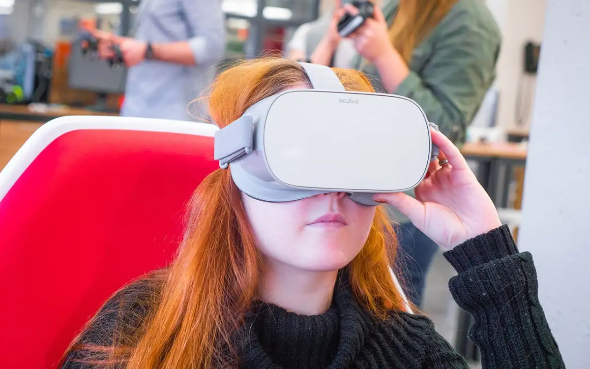 Personne qui utilise le casque VR Oculus Go