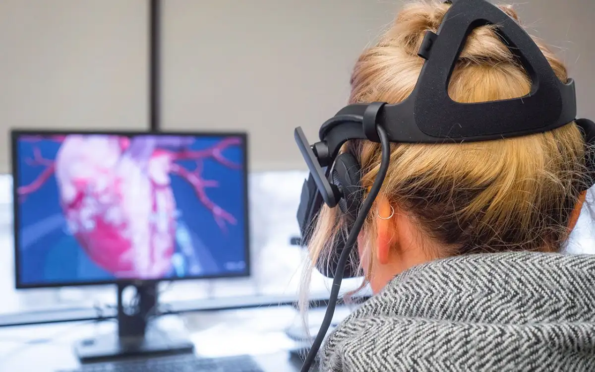 Une personne qui étudie le fonctionnement du cœur à l'aide de l'Oculus Rift