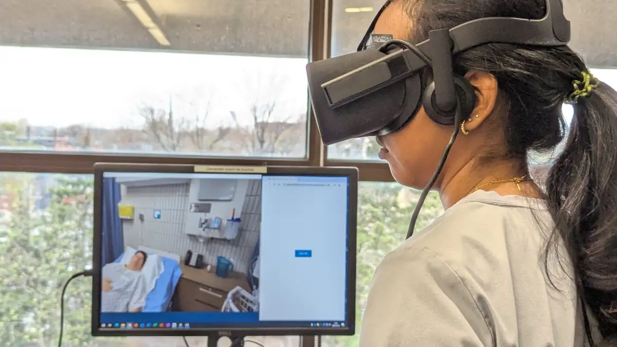 Personne étudiante qui vit une expérience 360 grâce à un casque de réalité virtuelle