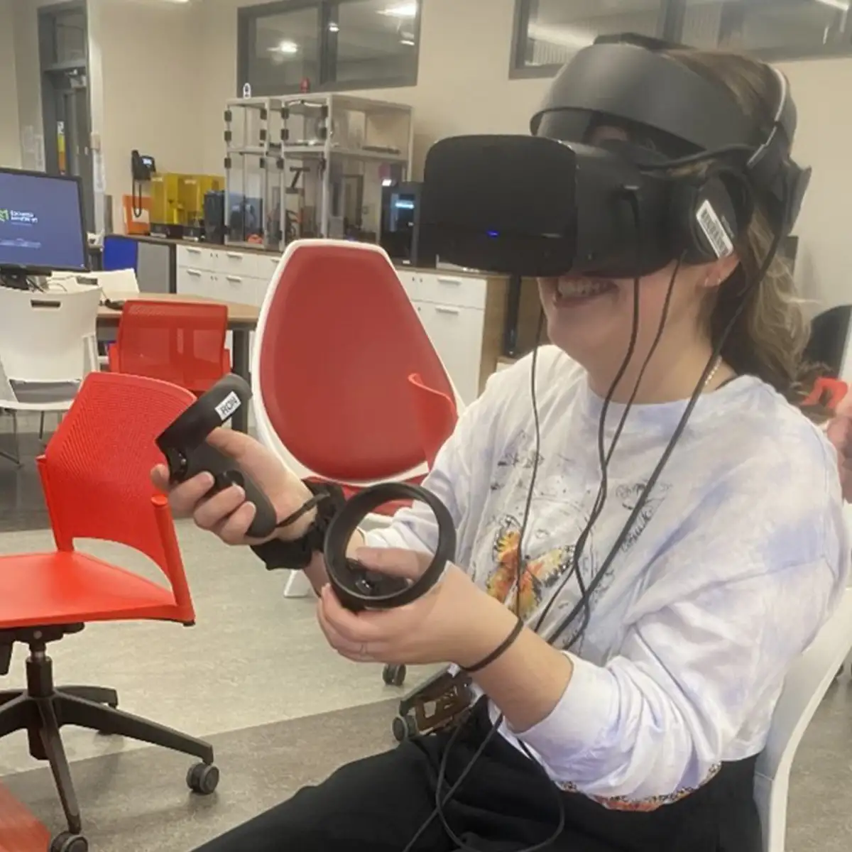 Personne étudiante qui  manipule un casque de réalité virtuelle