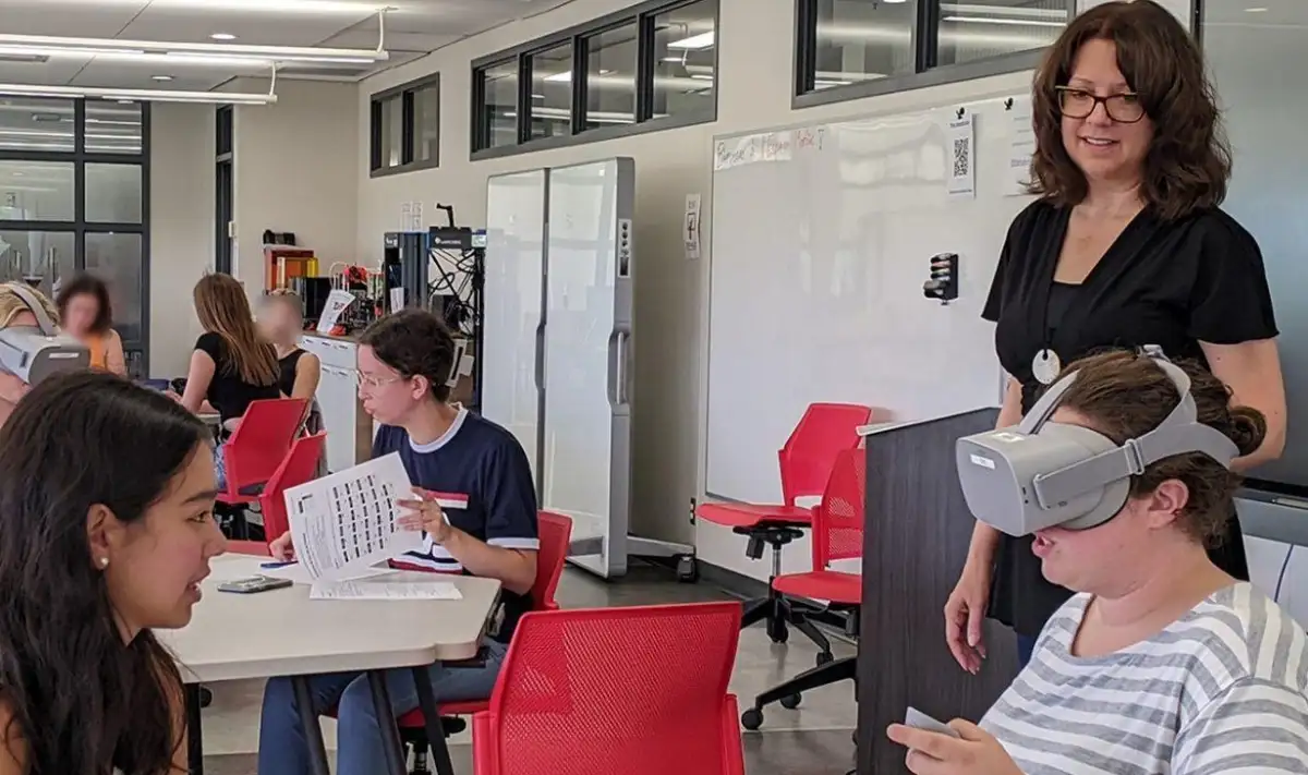 Claudine Giguère enseignante au Cégep durant une activité de réalité virtuelle avec ses personnes étudiantes