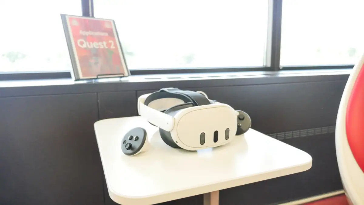 Casque Meta Quest 2 pos sur une table