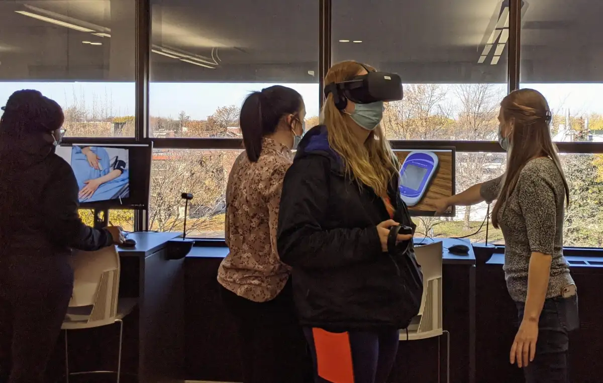 Personnes qui utilisent les casques de réalité virtuelle durant un cours
