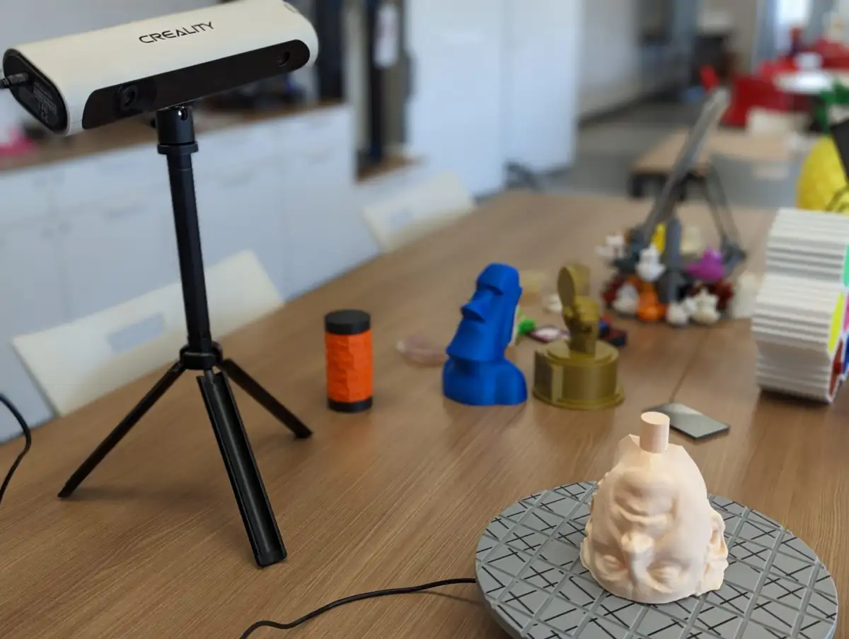Modèle de numériseur 3D et quelques objets imprimés en 3D sur une table