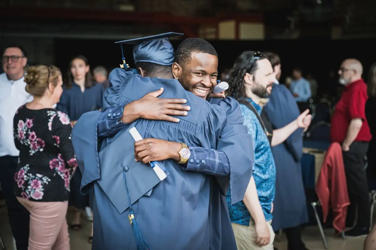 Personnes étudiantes et leur famille lors de la cérémonie de remise des diplômes
