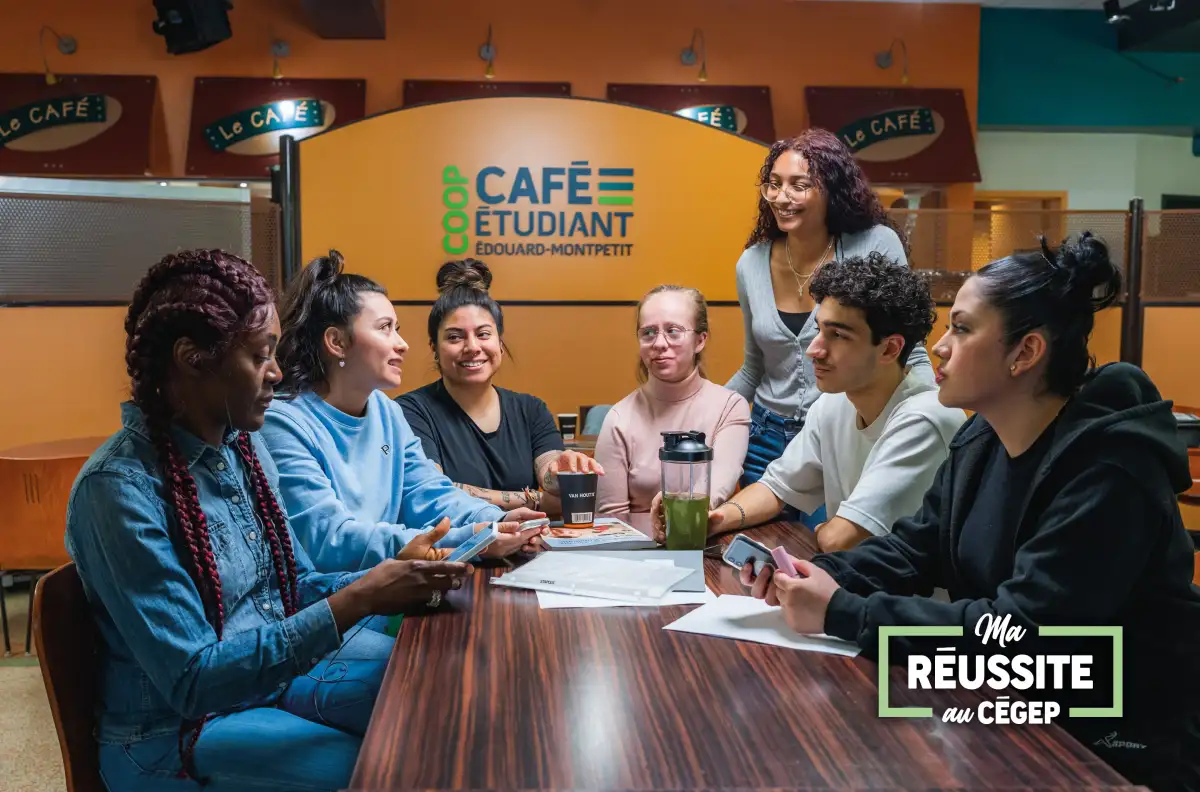 Personnes étudiantes qui discutent à table au café étudiant