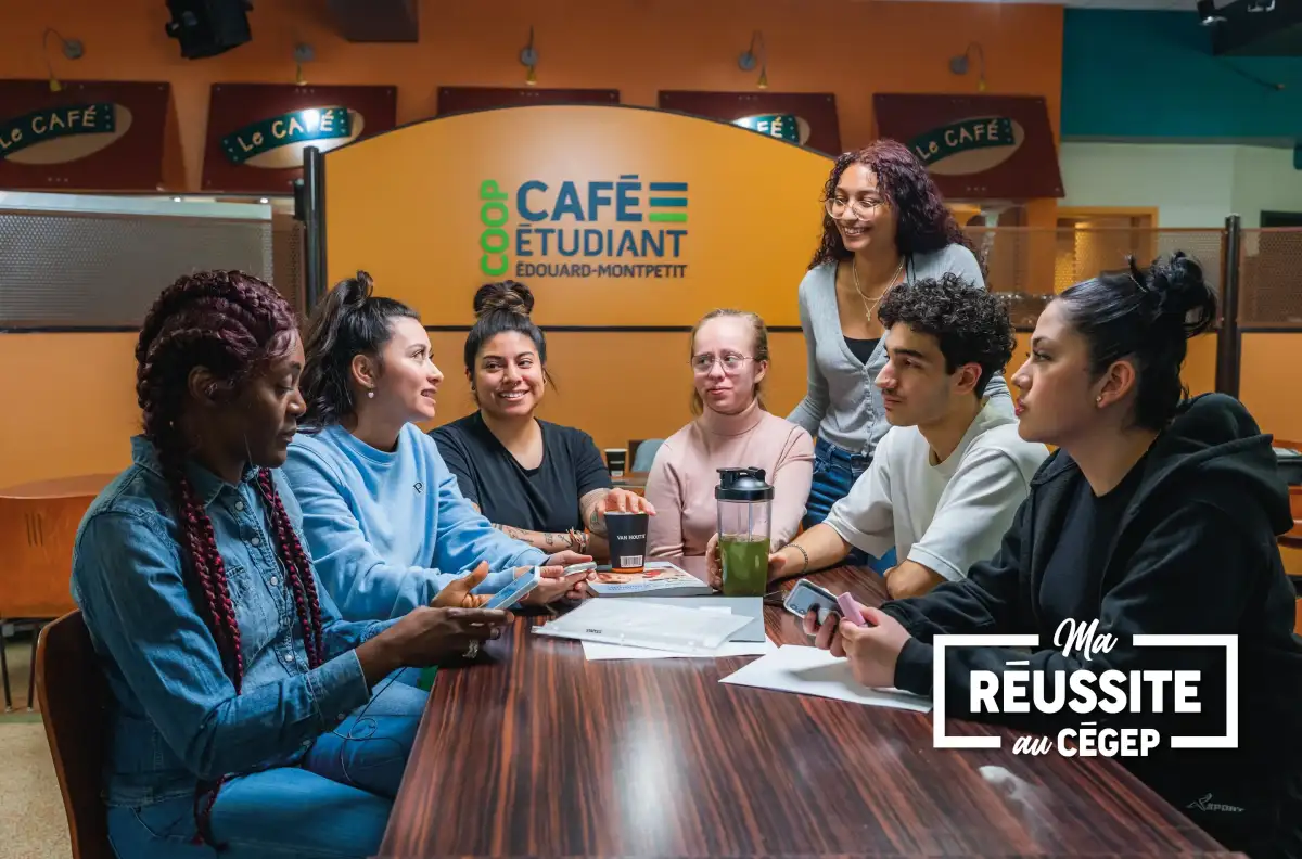 Personnes étudiantes qui discutent à table au café étudiant