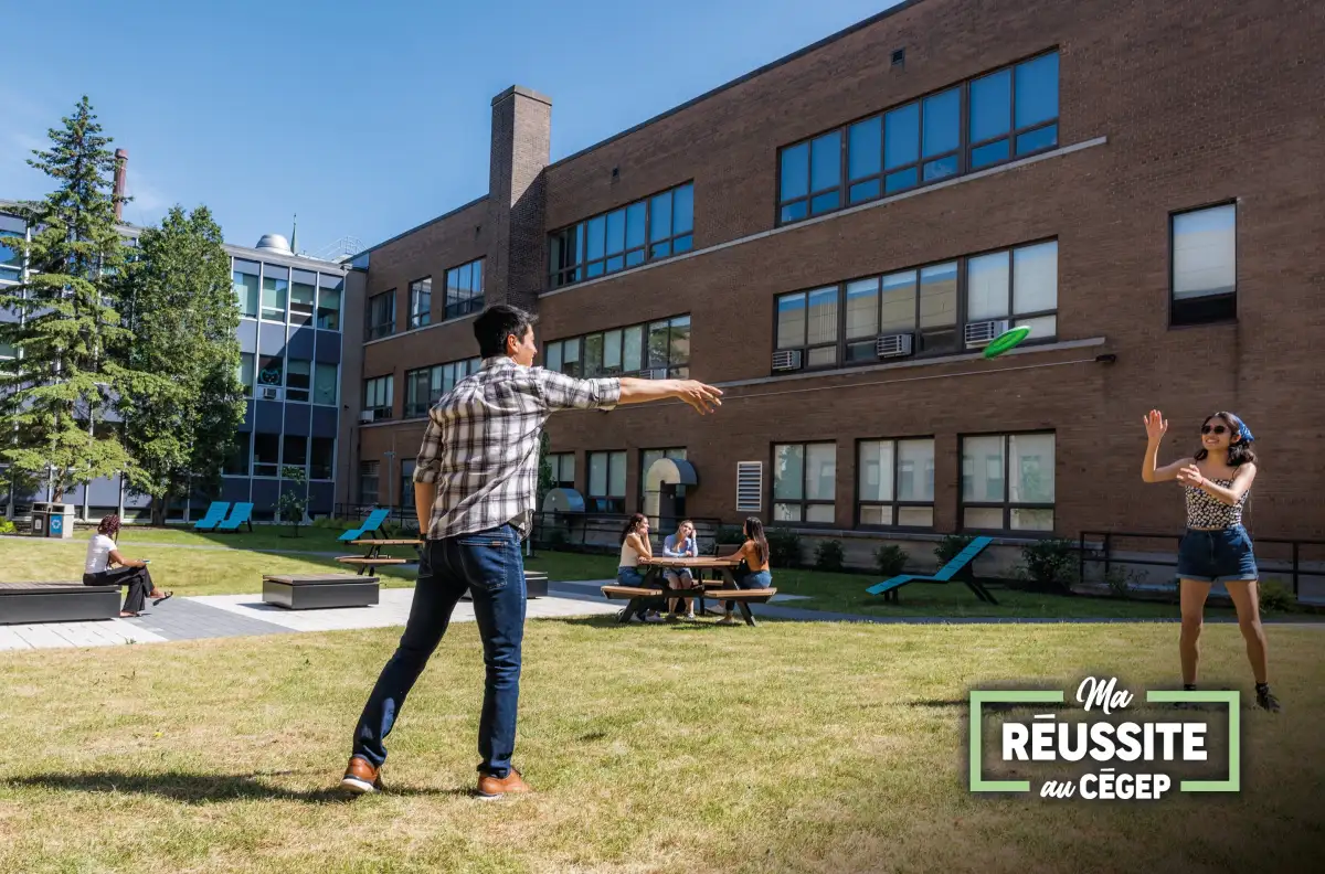 Étudiants à l'extérieur du Cégep