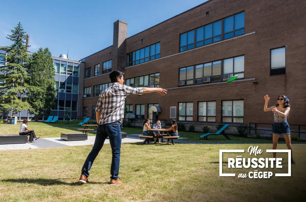 Étudiants à l'extérieur du Cégep