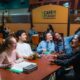 Groupe d'étudiants au café