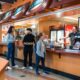 Étudiants qui commandent au café