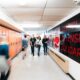 Etudiants dans le corridor