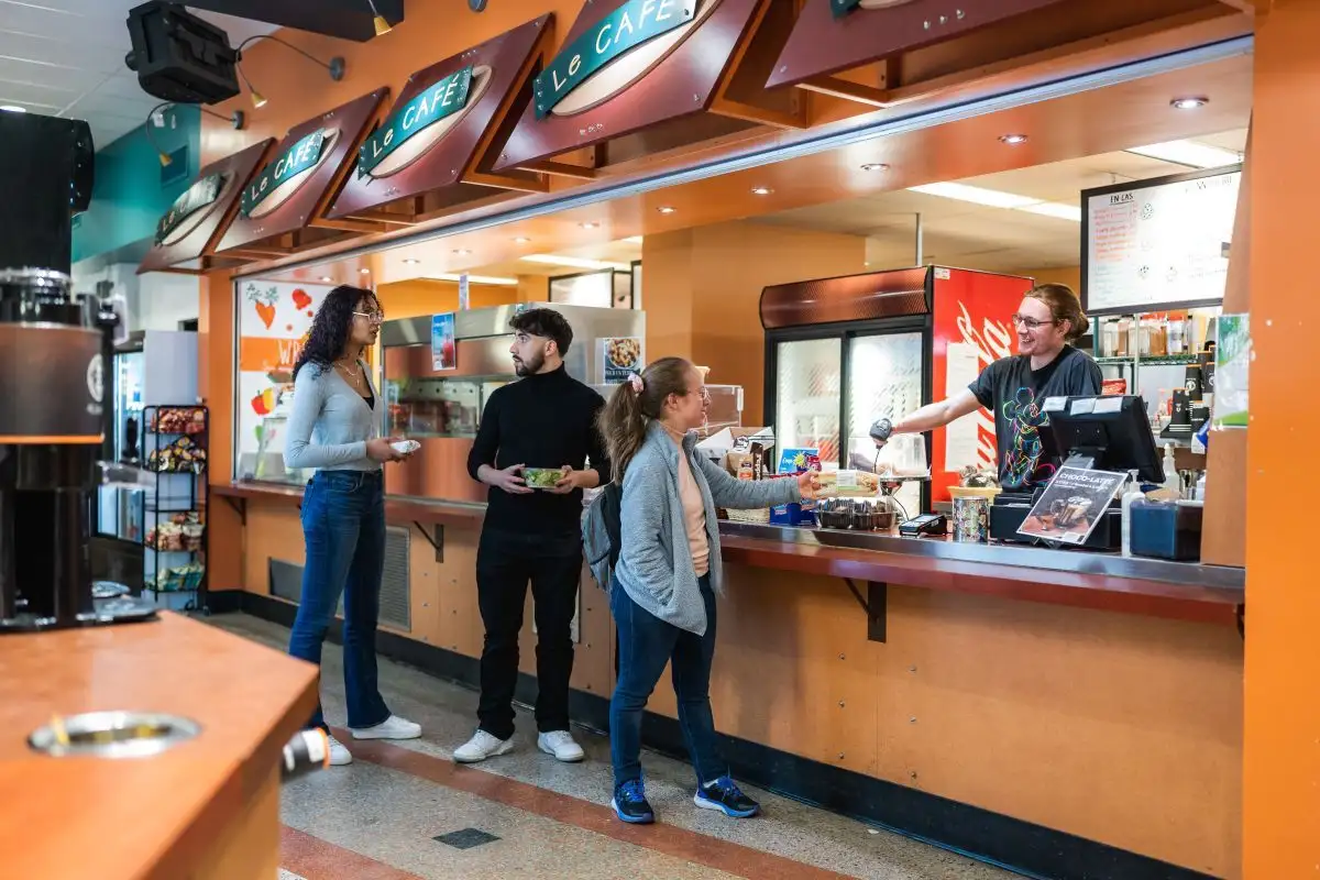Étudiants qui commandent au café