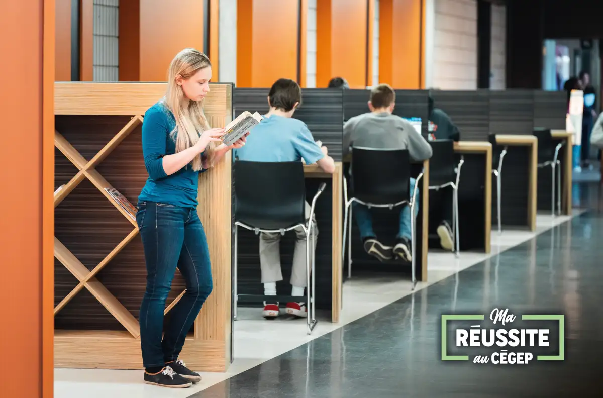 Personnes étudiantes dans le corridor qui lisent ou étudient